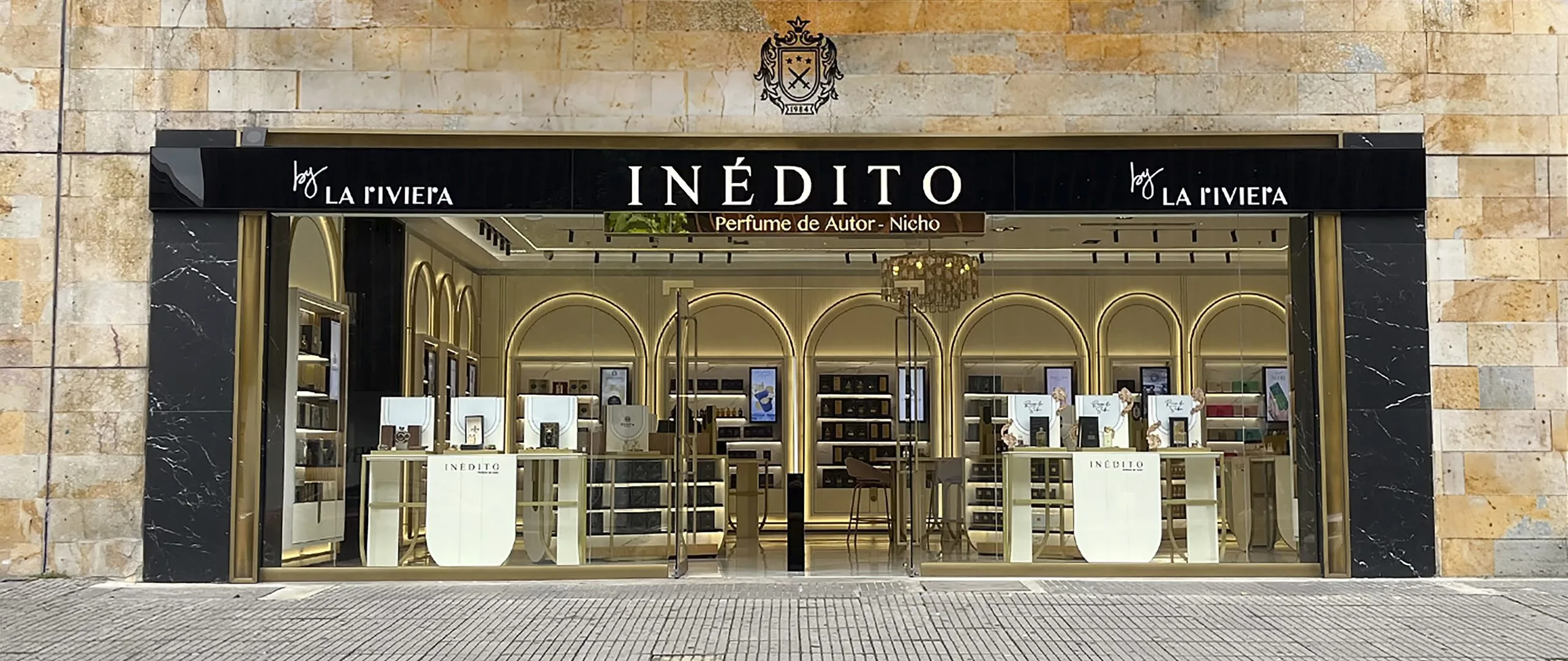 Fachada de la boutique Inédito by La Riviera, especializada en perfumes de autor y perfumería nicho