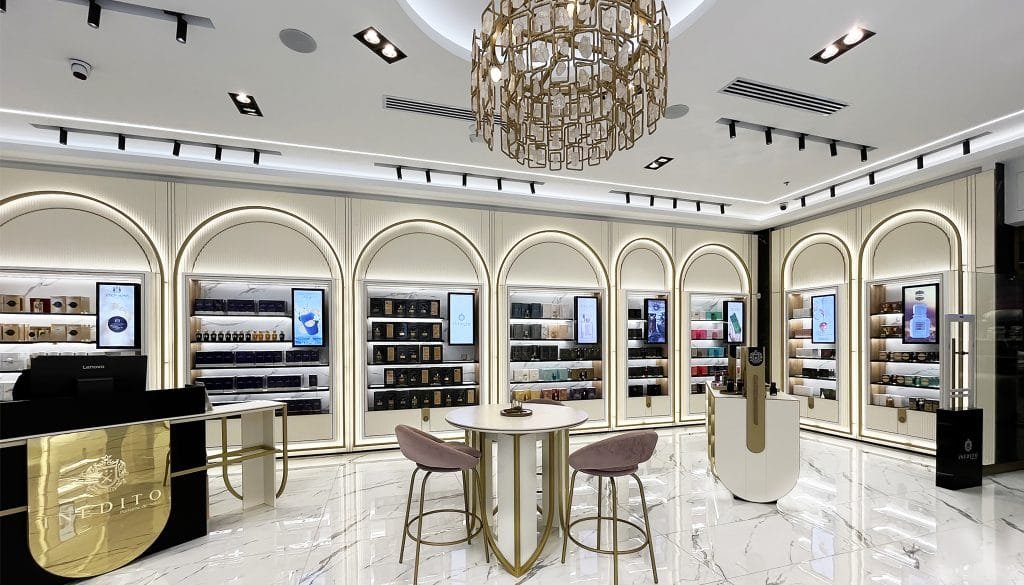 Interior de la tienda Inédito Perfumes en Bogotá con exhibidores de fragancias de autor y nicho